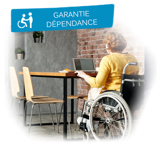 Femme souffrant de handicap moteur assise en fauteuil roulant et travaillant sereinement sur son ordinateur.