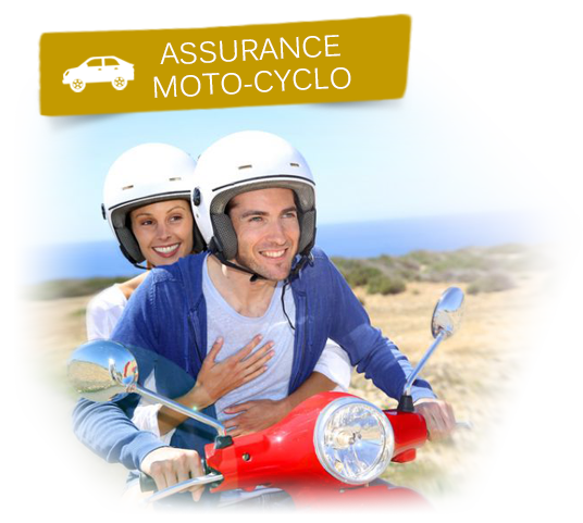 Couple souriant portant chacun un casque et voyageant sur un scooter